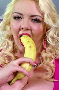 Fat Blonde Suzumi Wilder Playing With Fruit Video Clip